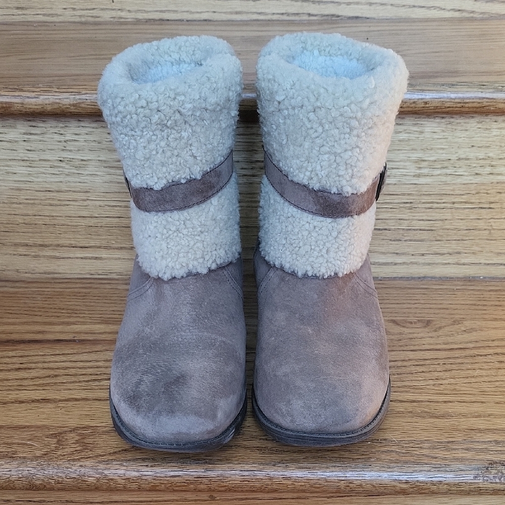 FIRM!💜UGG Zippered Boots